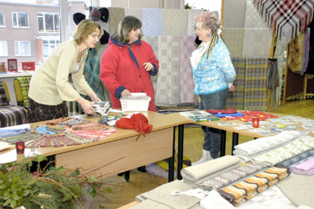 Amatnieku tirdziņam katru dienu pievienojas vēl kāds dalībnieks. Darbus izliek (no kreisās) lietišķās mākslas studijas «Stella» vadītāja Maira Vīķe, kartīšu autore Svetlana Fedosejeva un rotu māksliniece Lidija Reinberga.