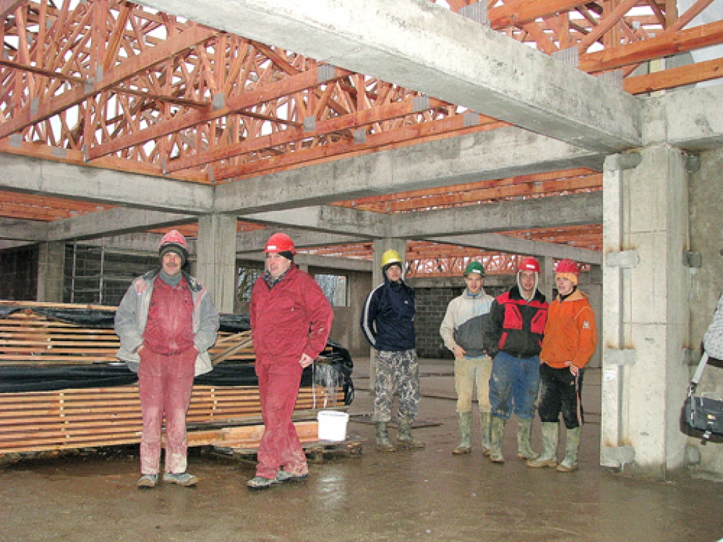 Spāru svētkos celtniekiem pateicās bērnudārza darbinieces. Spāru vainagu nolaida jaunākais būvētājs –  28 gadus vecais Sandris Plucis.