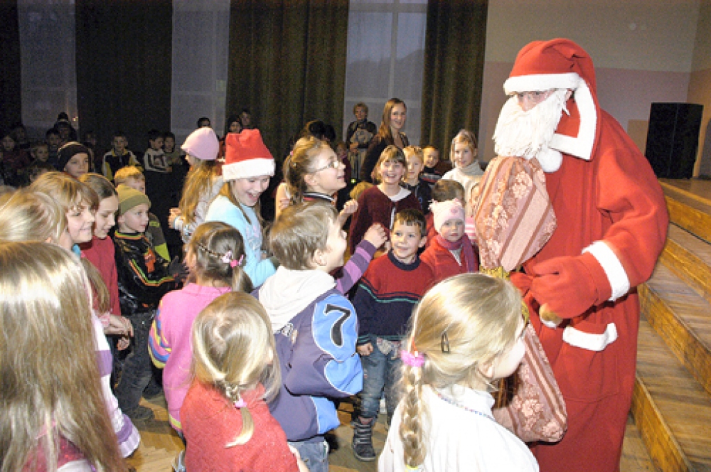 Svētku eglītes iedegšana Vecumnieku novadā bija veltīta bērniem – Ziemassvētku vecīti ielenca jaunāko klašu un bērnudārza audzēkņi.