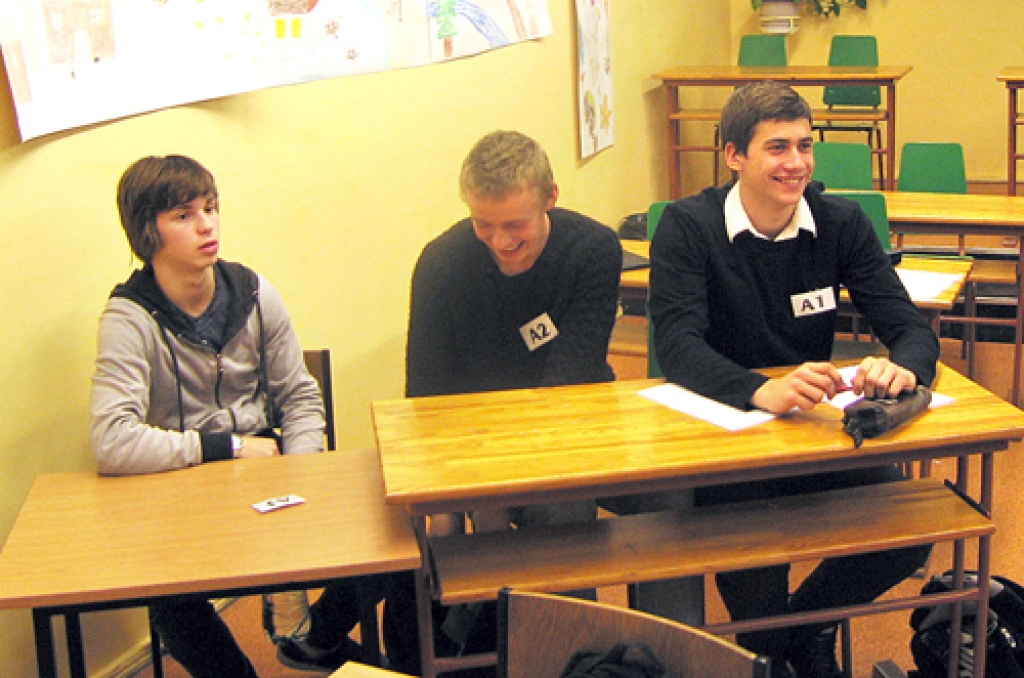 Labākais runātājs rudens sezonas nacionālajā debašu turnīrā bija baušķenieks Toms Arturs Plešs (no kreisās), kura komanda iepriekš uzvarēja Zemgalē. 