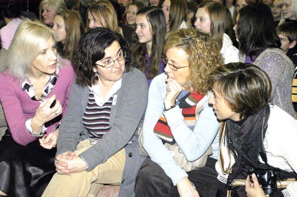 Viešņas no Spānijas Karmena Garsija Rojo, Emīlija Marija Jesus Nuneza Liviano un Emīlija Torrado Sančeza no San Fernando vidusskolas Badajozā bija pārsteigtas par Bauskas 2. vidusskolas ekonomikas skolotājas Ivetas Leitlantes (no kreisās) rīkotajiem pasākumiem un viesmīlīgo sagaidīšanu Bauskā. 