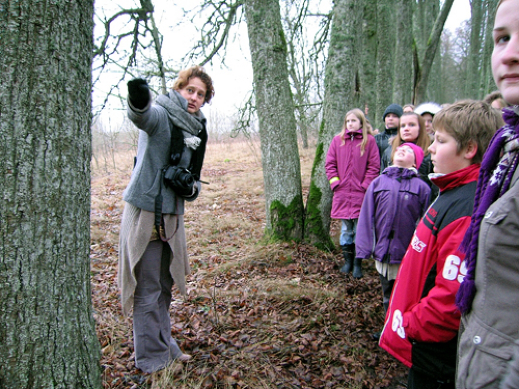 Radošās darbnīcas dalībnieki vispirms izstaigāja skolas parku, lai rosinātu iztēli ar topošās ainavu arhitektes Ilzes Rukšānes (no kreisās) stāstīto. 