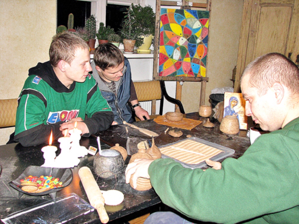 Keramikas darba galds Bruknas muižā. Mārtiņš (no labās), Egons un Mareks šeit pavada ik vakaru. 