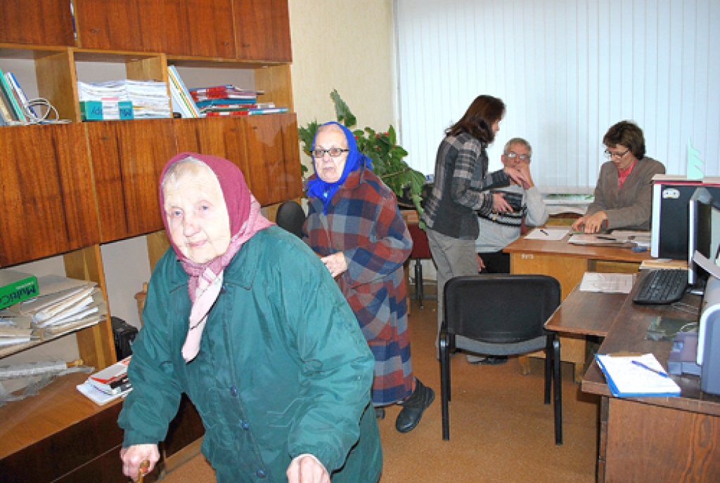 Pensionāres Milda Ozoliņa (no kreisās) un Zenta Miezīte uzskata, ka «Bauskas Dzīve» viņu dzīvē ir nepieciešama.