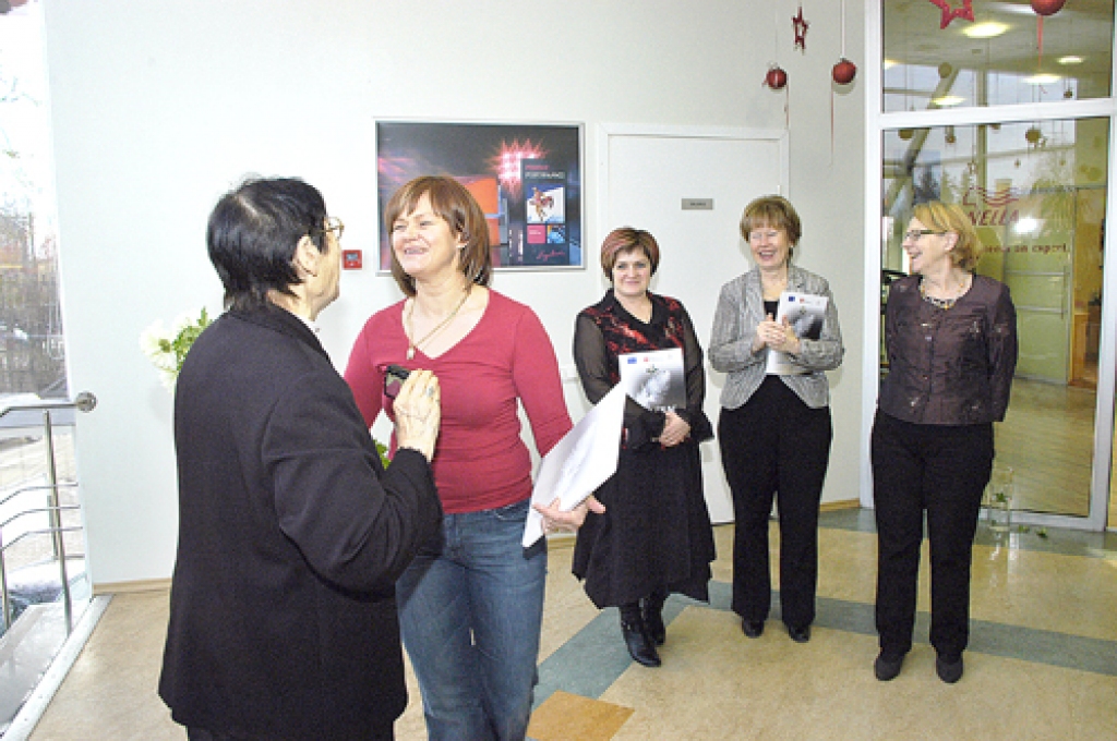 Maiga Krūzmētra, Latvijas Lauksaimniecības universitātes docente (no kreisās), dāvina grāmatu par sieviešu uzņēmējdarbības attīstību «BB saloniņa» vadītājai frizierei Biruta Beltei.