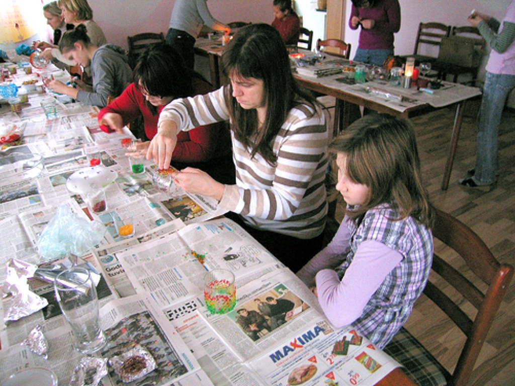 Kaimiņienes Evita Kičīgina (otrā no kreisās) un Inese Liepiņa ar meitu Anniju ar prieku mācās dizaina priekšmetu darināšanu, lai veidotu oriģinālas dāvanas un papildinātu interjeru.