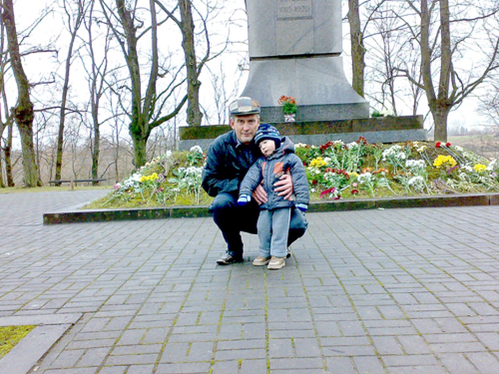 Pie Brīvības pieminekļa Bauskā šī gada 20. novembrī jubilārs kopā ar mazdēlu Gustavu, kurš šajā dienā kopā ar vecākiem aizbrauca no Latvijas.