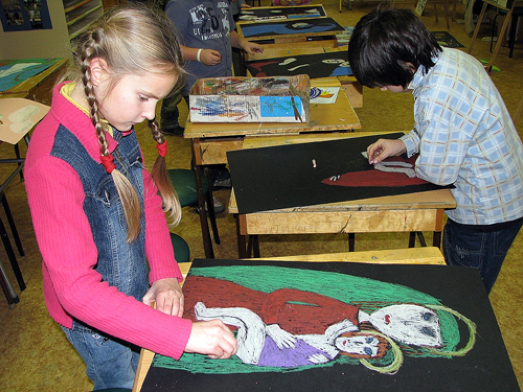 Sofija Novicka, Vecumnieku mūzikas un mākslas skolas audzēkne, zīmē izstādes darbu «Dievmāte ar bērnu». 