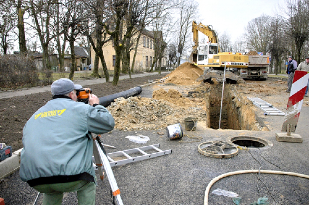 Brigadieris Valdis Stikuts (no kreisās) pārbauda tranšejas dziļumu, cerot, ka pārgalvīgie braucēji nepamanīsies tajā iebraukt.