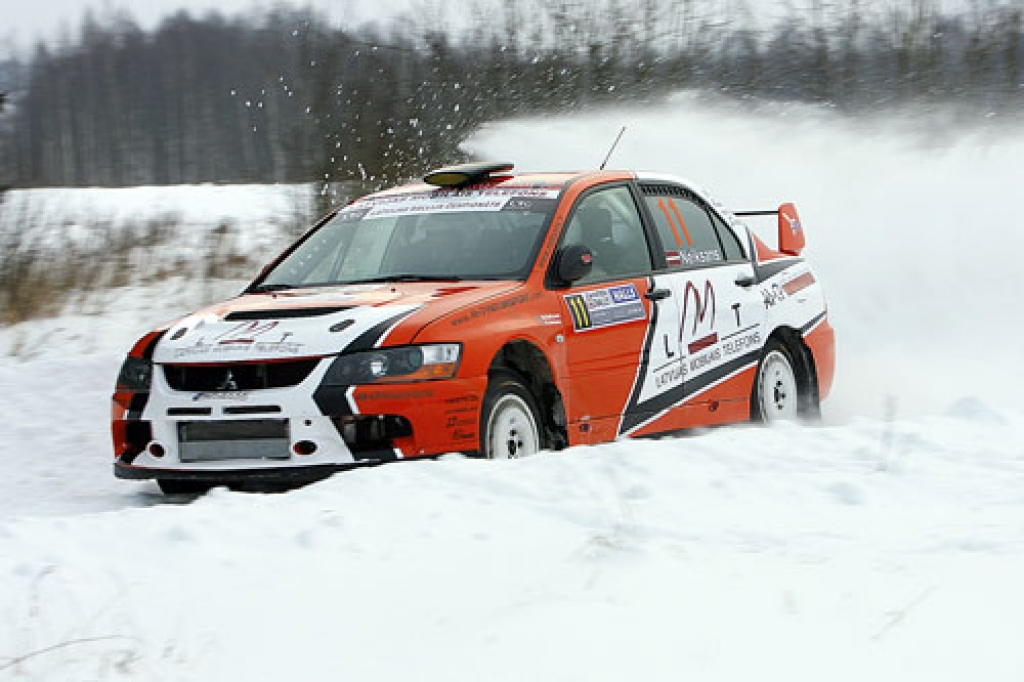 Šogad sniega ir gana, un mašīnas sagriež baltas vērpetes. 
Autors: J. Barbars