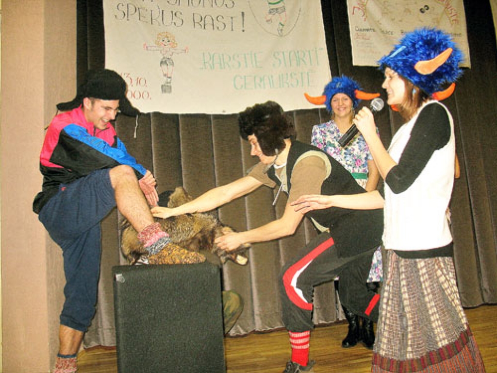 Konkursā «Jautrie starti» komandām vajadzēja sagatavot dažādu produktu reklāmas. Komanda «Urāli» stāsta par moderniem skūšanās piederumiem.
Autors: Vilnis Auzāns