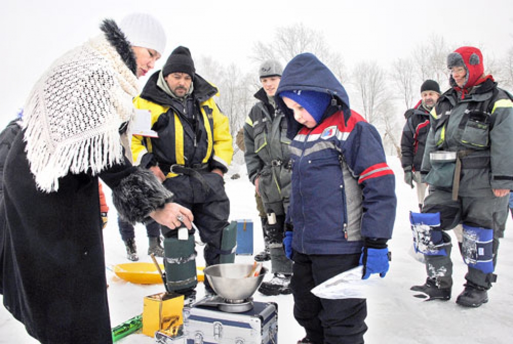 Rundālietis Gundars Nākmanis bija zemledus makšķerēšanas sacensību jaunākais dalībnieks un kopā ar tēti no aizsalušā dzirnavu dīķa izvilināja 521 gramu smagu lomu.
Autors: Ivars Bogdanovs