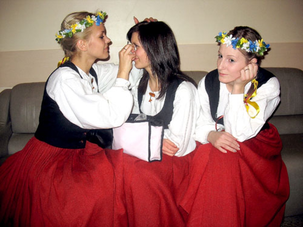 «Jandāla» dejotājas Santa Bernāte (no kreisās), Vita Šomere un Sanita Savokina steidz pēdējos sagatavošanās darbiņus pirms uzstāšanās. 
Autors: Vilnis Auzāns