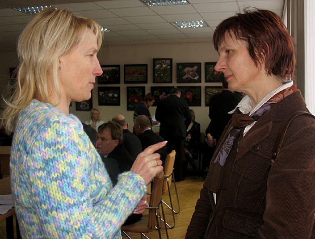 Pirms Bauskas novada domes sēdes 28. janvārī deputāte Īslīces vidusskolas direktore Tija Milgrāve (no kreisās) dod padomu savai topošajai kolēģei Mežgaļu pamatskolas direktorei Agnesei Mackevičai.
Autors: Vilnis Auzāns