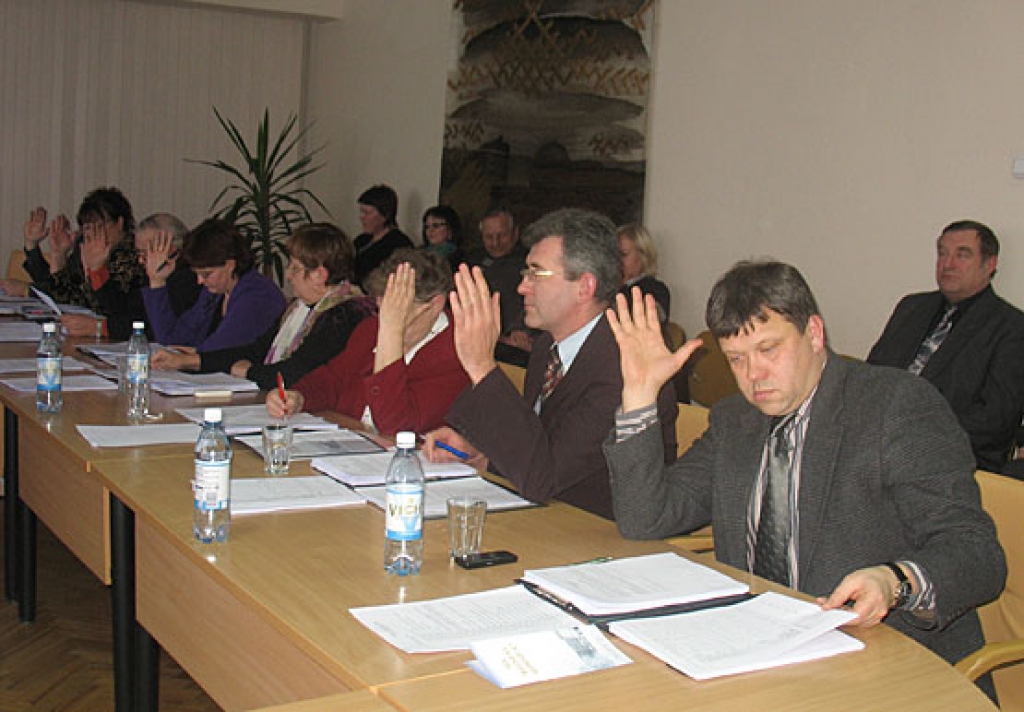 Lēmums par atļauju zemnieku saimniecībai «Strīķeri» apkalpot viesus Bauskas pilī nebija vienbalsīgs. Atturējās deputāte Vera Grigorjeva (ceturtā no labās), arī Vera Purmale un Tija Milgrāve.
Autors: Vilnis Auzāns