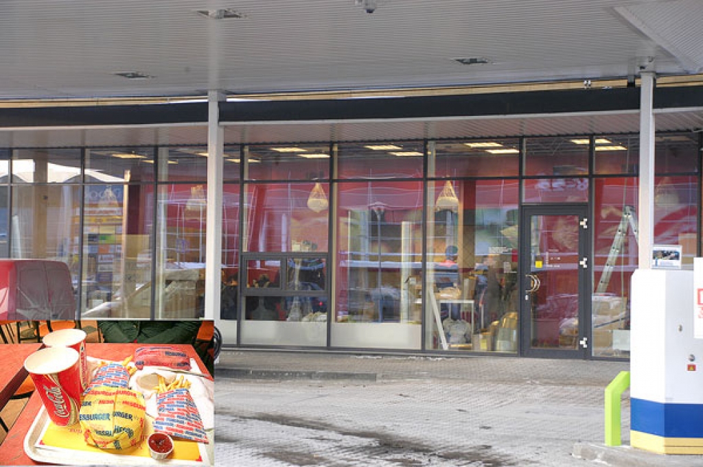 Lai gan patlaban ēstuves «Hesburger» telpās rit pēdējie remontdarbi, pirmdien tās būs  klientiem pieejamas.
Autors: Ivars Bogdanovs