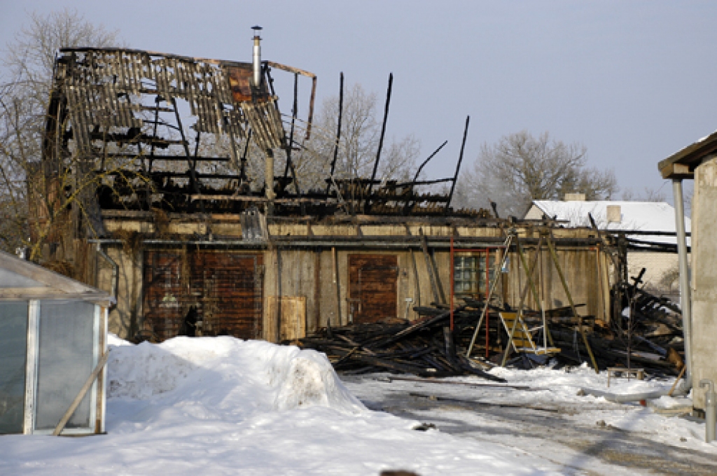 Saimniecības ēkā Codes pagastā glābēji 27. janvāra priekšpusdienā strādāja no plkst. 9.45 līdz plkst. 12.09. Ēka nodegusi daļēji. 
Autors: Ivars Bogdanovs
