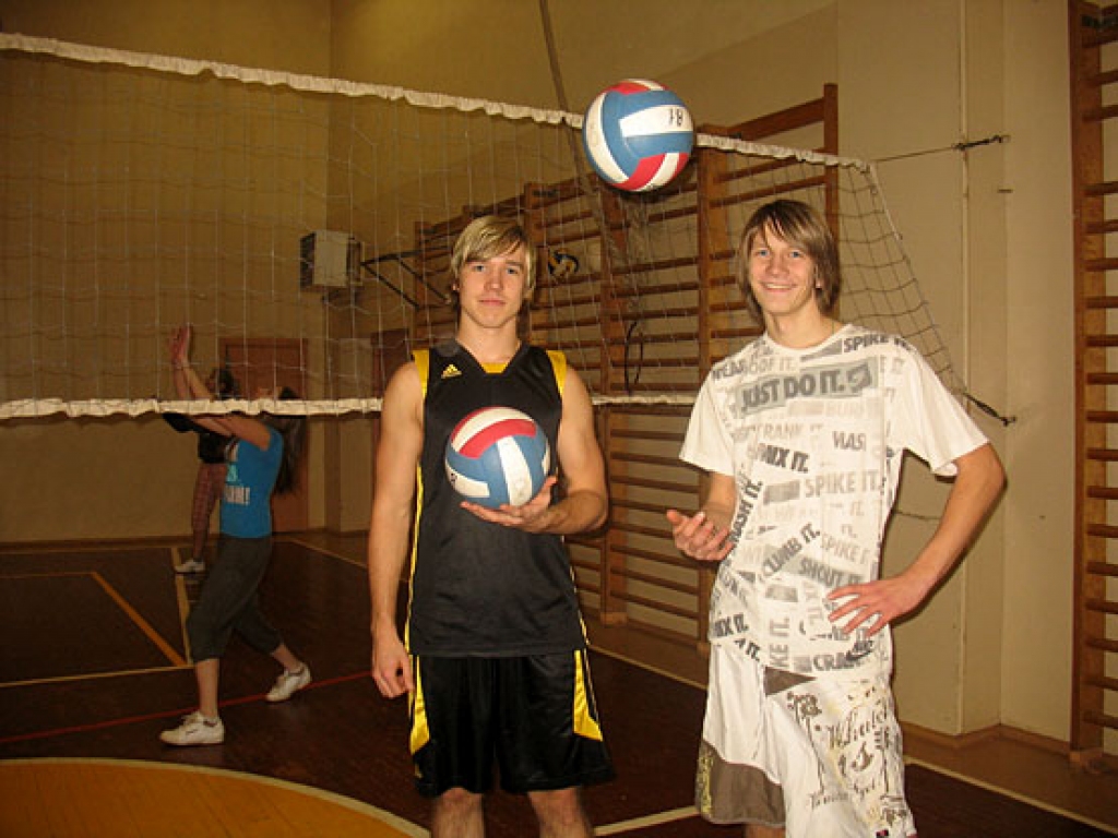 Toms Jurevičs (no labās) un Kristaps Skurba pārliecināti, ka volejbola bumba ir ne tikai apaļa, bet arī smaidoša. 
Autors: Vilnis Auzāns