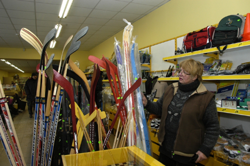 Veikala «Sporta meistars» vadītāja Ilga Biguze stāsta, ka Rīgas firmām tikpat kā neesot slēpju, ko sūtīt uz Bausku. Saņemtās momentāni tiekot izpirktas.
Autors: Ivars Bogdanovs