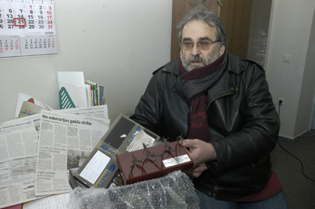 «Žēl, ka ministre mums ir tik mazdūšīga, viņai nepietiek drosmes pieņemt tautas sarūpēto dāvanu, atvainoties cilvēkiem par savu rīcību, sūtot pret neapbruņotiem iedzīvotājiem specvienību,» pārliecināts uzņēmējs Gūrijs Bulle. 
Autors: Ivars Bogdanovs