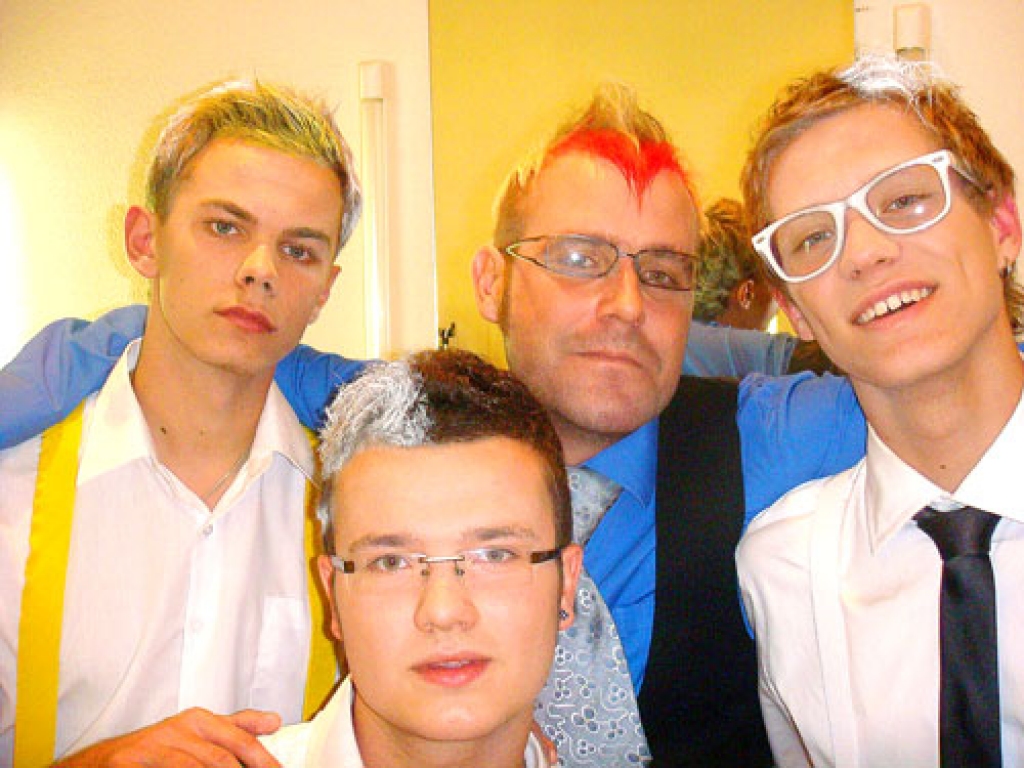 Grupa «PeR» kopā ar Mārtiņu Freimani. Baušķenieks Pēteris Upelnieks pirmais no kreisās.
Autors: Publicitātes foto no LTV1