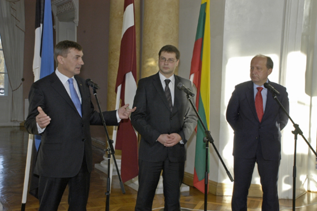 Ceturtdien un piektdien Mežotnes pilī notika Baltijas Ministru padomes tikšanās. Igaunijas premjerministrs Andruss Ansips, Lietuvas premjers ministru prezidents Andrjus Kubiļus un Latvijas ministru prezidents Valdis Dombrovskis ar ekspertiem diskutēja par Baltijas un Ziemeļvalstu stratēģisko sadarbību, ekonomikas stabilizāciju un Baltijas valstu konkurētspēju
Autors: Ivars Bogdanovs