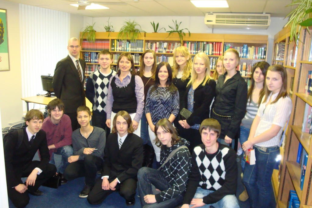 Iecavas vidusskolas Debašu klubs dzimšanas dienu nosvinējis ar izglītojoši izklaidējošu viesošanos ASV vēstniecībā Rīgā.
Autors: No albuma.