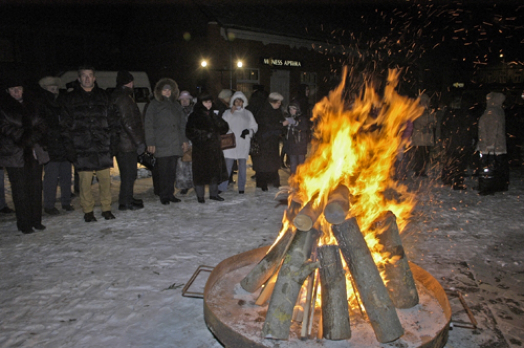 Astoņu grādu salā ap pussimts baušķenieku 20. janvāra vakarā pulcējās Rātslaukumā. Te tika iedegts atmiņu ugunskurs, godinot 1991. gada janvāra barikāžu laiku. 
Autors: Ivars Bogdanovs