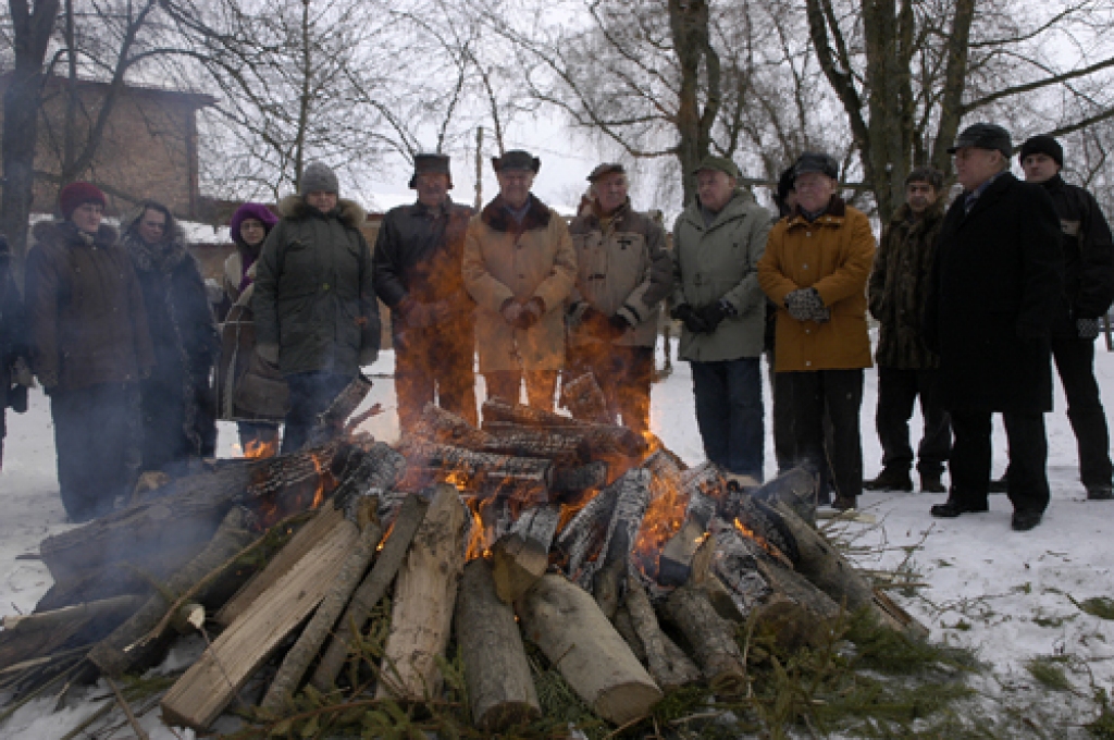 Divas paaudzes ceraukstiešu – nobrieduši vīri, 1991. gada janvāra barikāžu dalībnieki, un Griķu pamatskolas vanadzēni, kuri tolaik vēl nebija piedzimuši, 20. janvārī satikās pie sniegā sakurta ugunskura un sildījās atmiņās. 
Autors: Ivars Bogdanovs