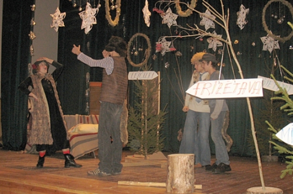 Sarīkojuma dalībnieki noskatīsies Kurmenes atjaunotā amatierteātra uzvedumu «Cita Sarkangalvīte un Albīns vilks». 
Autors: No «Bauskas Dzīves» arhīva.