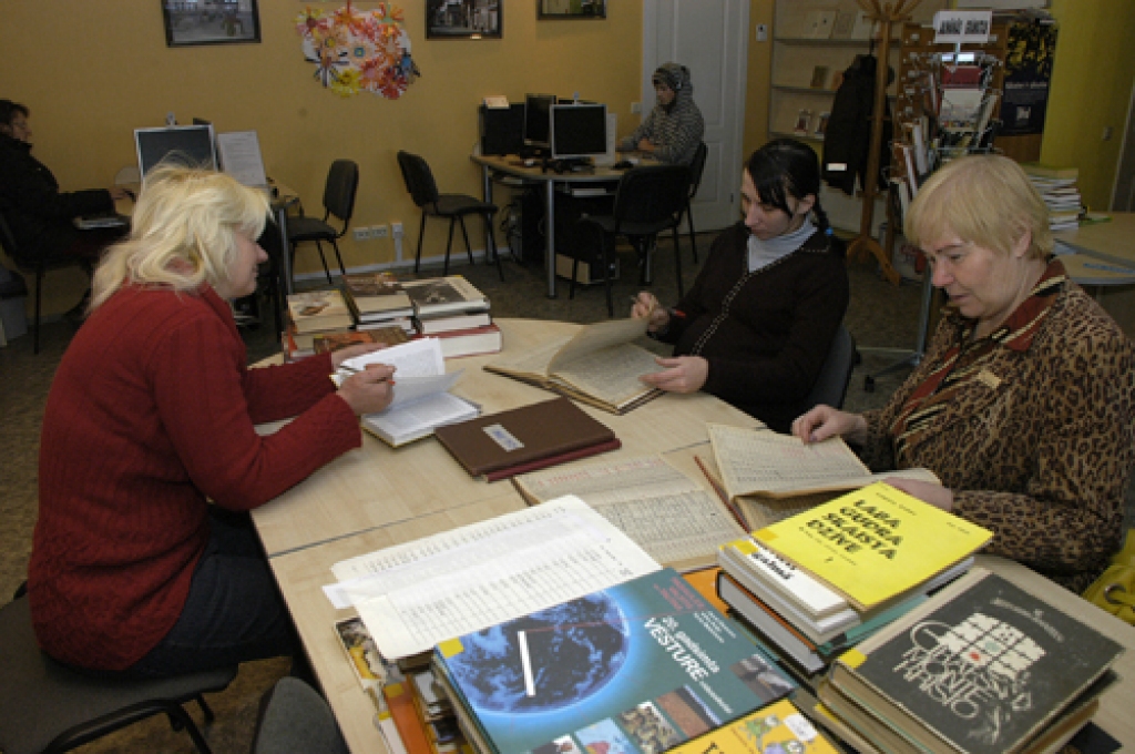 Inta Krieviņa (no labās), Jauncodes bibliotēkas vadītāja, ir gandarīta par Diānas Krīgeres un Inas Medvedevas sniegto palīdzību inventarizācijas darbos.
Autors: Ivars Bogdanovs