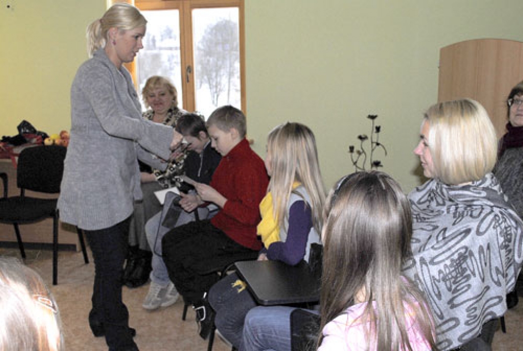 Dziedātāja Liene Šomase sarunā ar bērniem Bauskā uzsvēra, ka neuzskata sevi par zvaigzni un ir ļoti pateicīga saviem vecākiem, kuri viņu kopš mazotnes virzījuši muzikālajā izglītībā. 
Autors: Juris Iļņickis