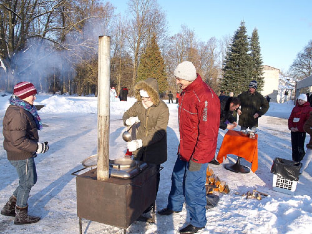 Tēja no Zemessardzes lauka virtuves sasildīja sacensību dalībniekus.
Autors: Guntis Ērglis