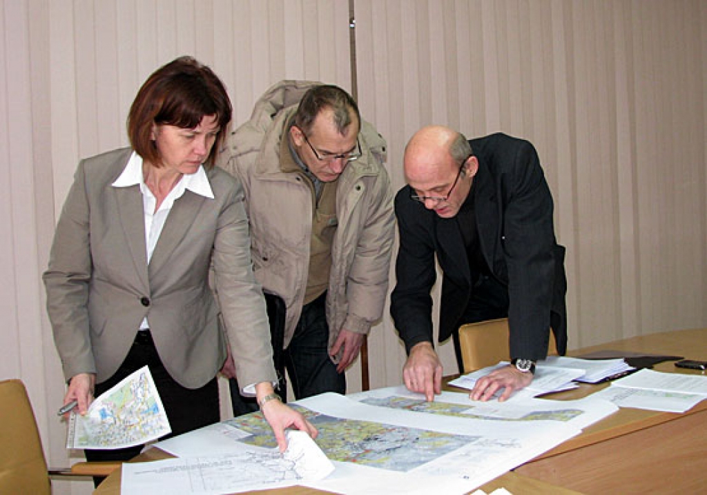 Bauskas novada teritoriālajā plānojumā atvēlēta vieta paredzamajai maģistrālei Saulkalne–Ārce. Šis ceļš nākotnē kļūs par Bauskas apvedceļu. Kartēs ielūkojas Bauskas novada domes speciālisti Ilze Tijone un Jānis Feldmanis, arī Īslīces pagasta pārvaldes speciālists Zintis Konovs (centrā). 
Autors: Vilnis Auzāns