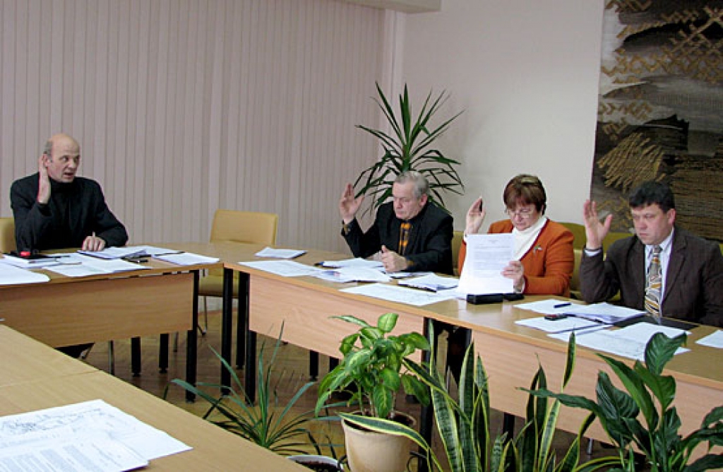 Vides un attīstības komitejas sēdē 14. janvārī priekšsēdētājs Jānis Feldmanis (no kreisās) un deputāti Alvis Feldmanis, Vera Grigorjeva un Egils Millers atbalsta ieceri veikt infrastruktūras objektu uzlabošanu pagastos. 
Autors: Vilnis Auzāns