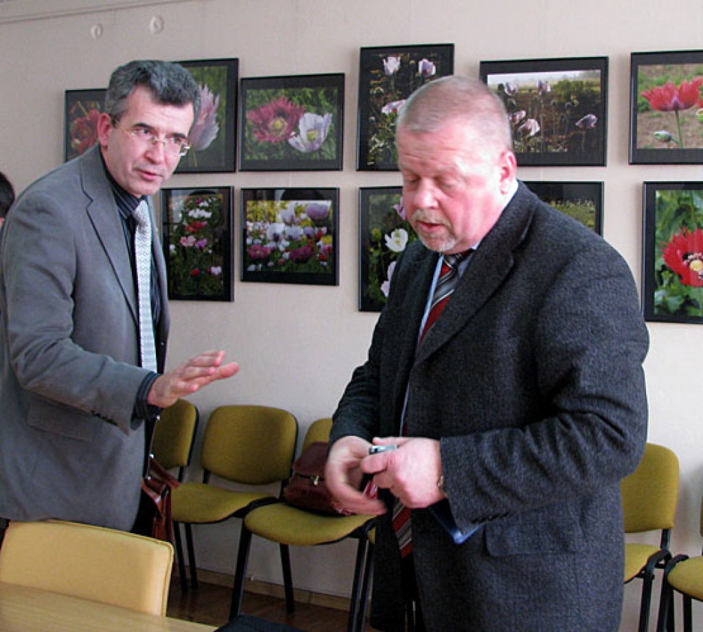 Raitis Ābelnieks (no kreisās): «Apsveicu ar atkārtoto iecelšanu amatā. Lai veicas! Varu teikt godīgi, ja būtu deputātiem jābalso, es būtu pret.» Uģis Zeltiņš: «Jā, es zinu.» 
Autors: Vilnis Auzāns