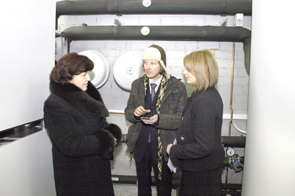 Kaspars Platacis, SIA «Eva sistēmas» direktors (vidū) Skaistkalnes vidusskolas direktorei Svetlanai Vāverniecei (no kreisās) demonstrē ģeotermālās apkures sistēmas vadības metodi. No labās – Sigita Djubina, firmas «111 metri» valdes locekle.
Autors: Ivars Bogdanovs