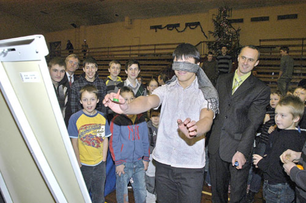 Līksmas atrakcijas, kur varēja nopelnīt saldas balvas, pēc svinīgās apbalvošanas  sporta skolas «Dartija» audzēkņiem un viņu līdzjutējiem vadīja treneris Māris Ozoliņš.
Autors: Ivars Bogdanovs