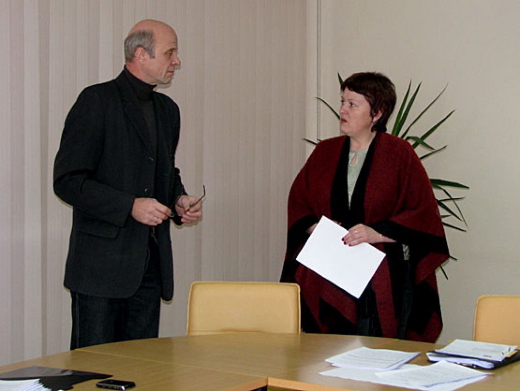 Bauskas novada domes vides un attīstības komitejas sēdes darba kārtību pārrunā komitejas priekšsēdētājs Jānis Feldmanis un sabiedrisko attiecību nodaļas vadītāja Andra Matuļenko.
Autors: Vilnis Auzāns