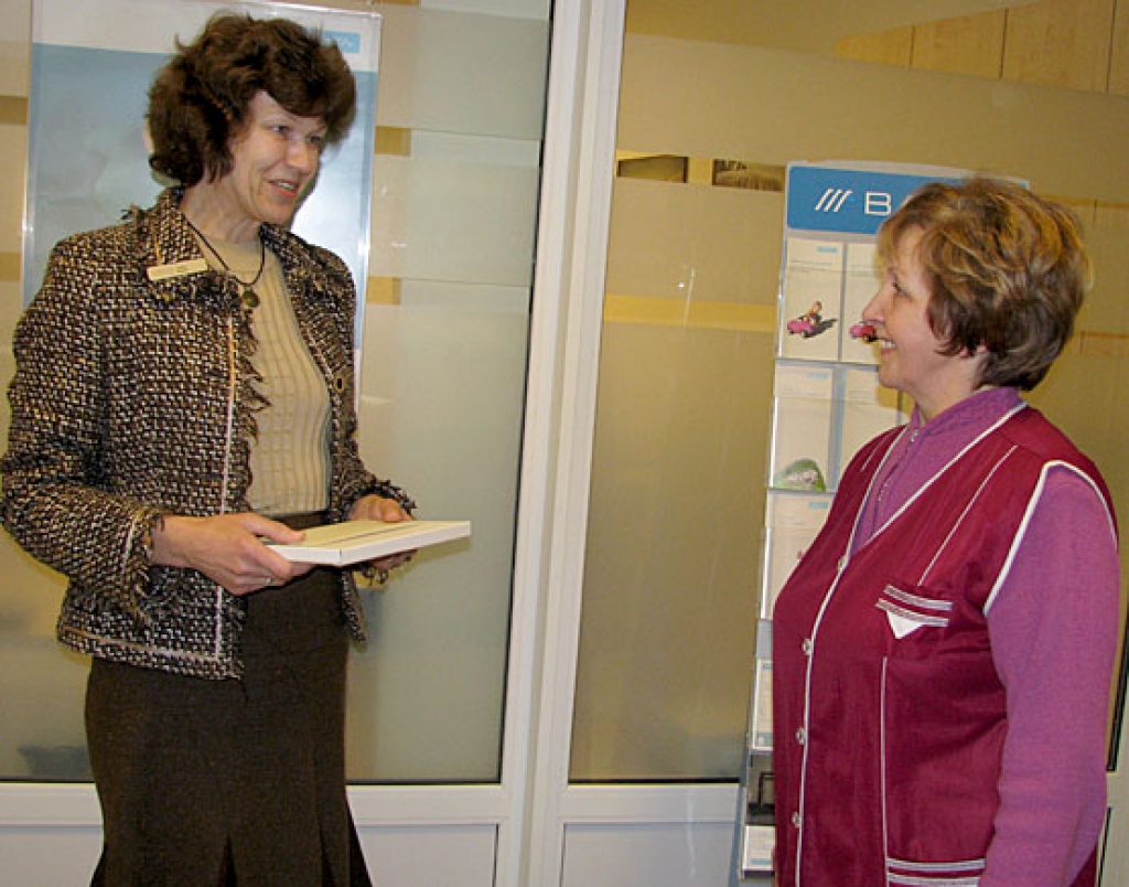 Apdrošināšanas akciju sabiedrības «Balta» Bauskas filiāles vadītāja Ligita Asare (no kreisās) pasniedz balvu veiksminiecei no Bauskas Dainai Pūcei. 
Autors: Vilnis Auzāns