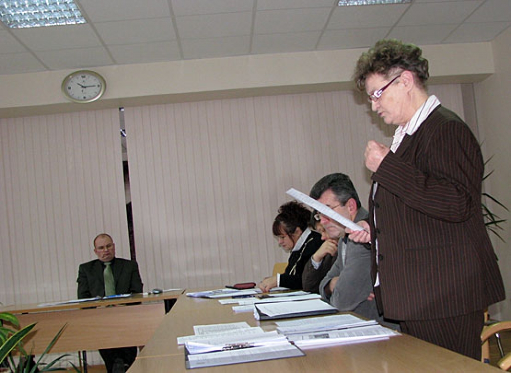 Sociālo lietu komitejas sēdē novada domes priekšsēdētāja vietniece Ārija Gaile ziņo par ieceri slēgt bērnunamu patversmi «Annele». 
Autors: Vilnis Auzāns