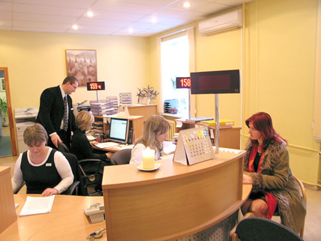 Pirmais palīgs iedzīvotājiem un pašvaldības darbiniekiem – tā cilvēki raksturo Jelgavas pilsētas informācijas aģentūru, kas vienas pieturas aģentūras funkcijas domē pilda astoņus gadus.
Autors: Antra Zariņa