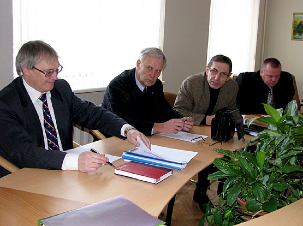 Bauskas pārvadājumu tīkla sabiedrisko komisiju vadīs Rundāles novada domes priekšsēdētājs Aivars Okmanis (no kreisās). Tajā darbosies Iecavas novada domes priekšsēdētājs Jānis Pelsis (otrais no kreisās), Vecumnieku novada domes priekšsēdētājs Rihards Melgailis un Bauskas novada domes priekšsēdētājs Valdis Veips. 
Autors: Vilnis Auzāns