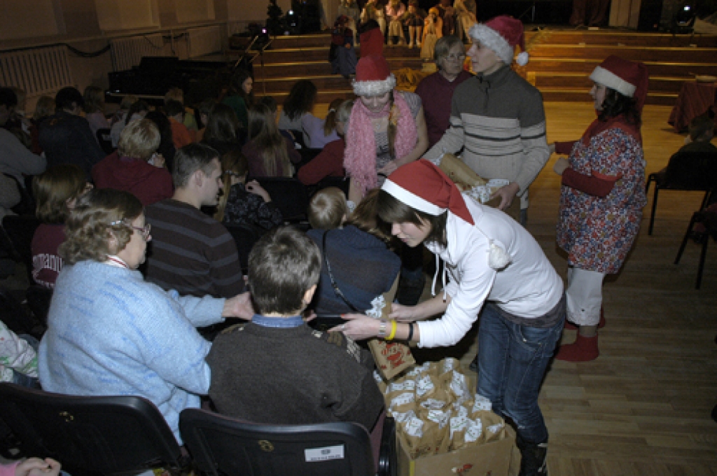 Saietā svētdienas skolas audzēkņi dziedāja, ne tikai saņēma, bet arī palīdzēja izdalīt saldumu paciņas un dāvanas, košām rūķu cepurēm galvā vadīja rotaļas.
Autors: Ivars Bogdanovs