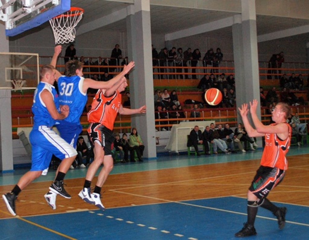  Interesants moments pirmā puslaika beigās. Pēdējās sekundēs iet uz grozu Armīns Dīcis, izvelkot uz sevi aizsargus un atdodot piespēli Mārcim Žabovam, kurš metienu realizē. Skaisti gūts grozs. 
Autors: Uldis Varnevičs