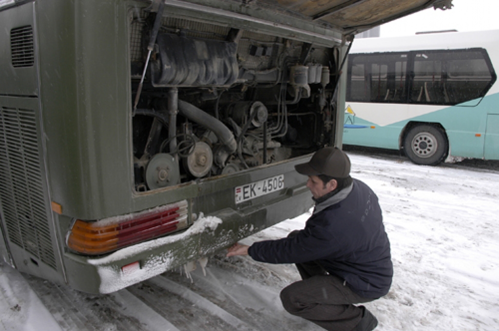 Autobusa šoferis Viktors Pukovs rāda, cik bīstami tuvu aizsargbuferim atrodas dzinēja mehānisms. Ja nejauši tajā ieslīd bērna roka, no nelaimes izvairīties nav iespējams. 
Autors: Ivars Bogdanovs