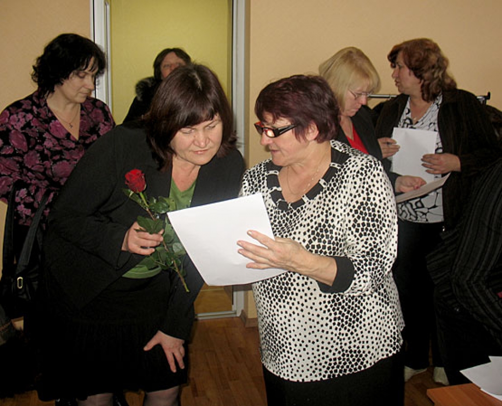 LIZDA Bauskas starpnovadu arodbiedrības priekšsēdētāja Māra Graudiņa (no kreisās)  pirms sapulces ar dokumentiem iepazīstina Griķu pamatskolas skolotāju Lilitu Vanagu. 
Autors: Vilnis Auzāns