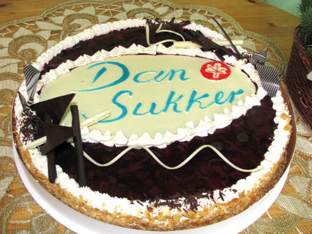 Lielu torti «Dansukker» produkcijas izplatītāji Latvijā pateicībā par «Anneles» audzēkņu piedalīšanos piparkūku cepšanā.i
Autors: No albuma.