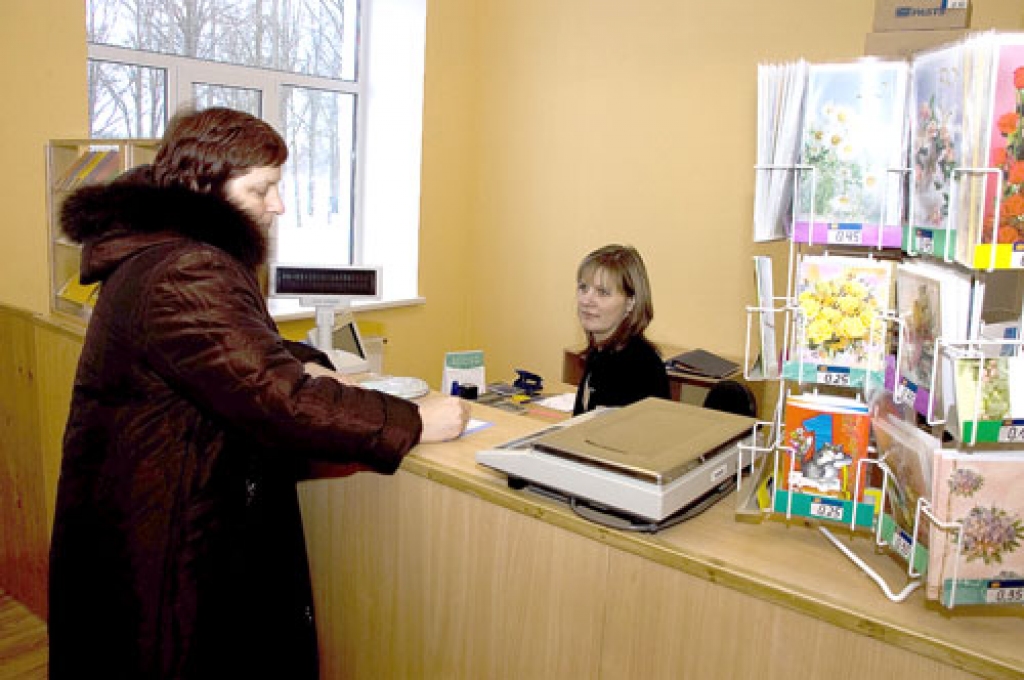 Daudzi kurmenieši vēl nav paguvuši iegriezties jauniekārtotajā pasta nodaļā. Vairāk ļaužu sarodas trešdienās, kad Kurmenes centrā ir izbraukuma tirdzniecība, kad apmeklētājus pieņem lauku attīstības speciāliste. Pasta priekšniece Brigita Šķenderska (no labās) ar preču klāstu iepazīstina Anitu Krūmiņu.
Autors: Juris Iļņickis