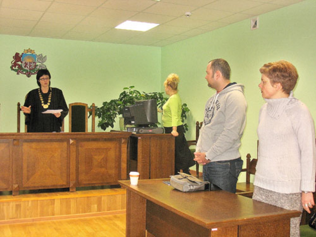  28. decembrī Tiesas sēdē nolasīts spriedums, kurā prasīts Līgu Āboliņu atjaunot darbā Valsts policijā nekavējoties. Spriedums joprojām nav izpildīts.
Autors: no «Bauskas Dzīves» arhīva